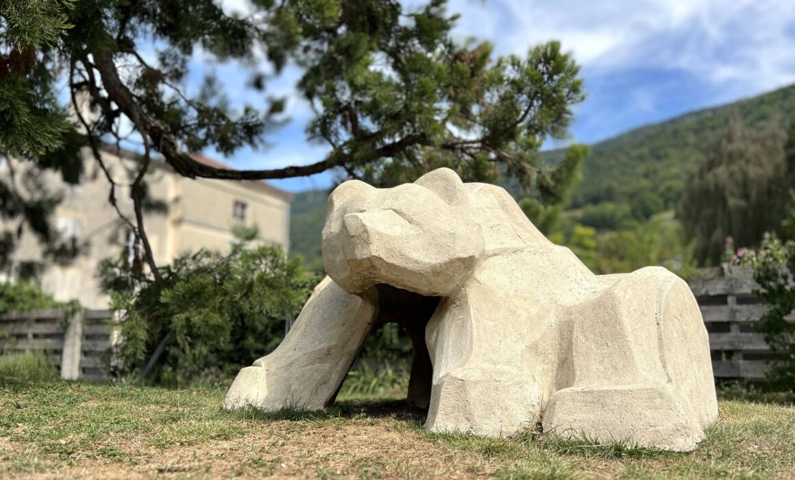 A l'ombre du Séquoia est installé une sculpture d'ours